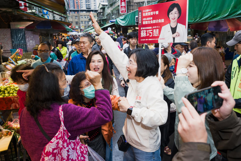 民進黨新北市長參選人蘇巧慧（前右2）4日前往中和區景新街市場掃街，向民眾與攤商近距離互動致意。（蘇巧慧辦公室提供）中央社記者黃旭昇傳真　115年4月4日