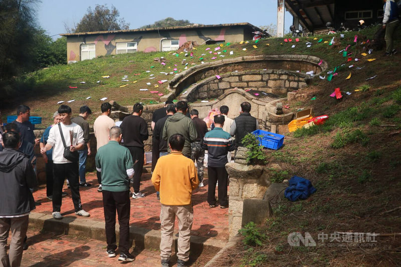 金門瓊林蔡氏3座祖墳位在軍事營區內，清明節期間，蔡氏宗親4日循往例陸續進到營區內掃墓祭祖。中央社記者吳玟嶸攝　115年4月4日