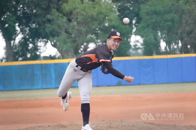 2026年東岸聯盟U18棒球錦標賽台中市聯隊4日靠著賴承鍇（圖）69球完封好投，率隊以2比0擊敗高雄市聯隊、晉級4強。中央社記者謝靜雯攝　115年4月4日