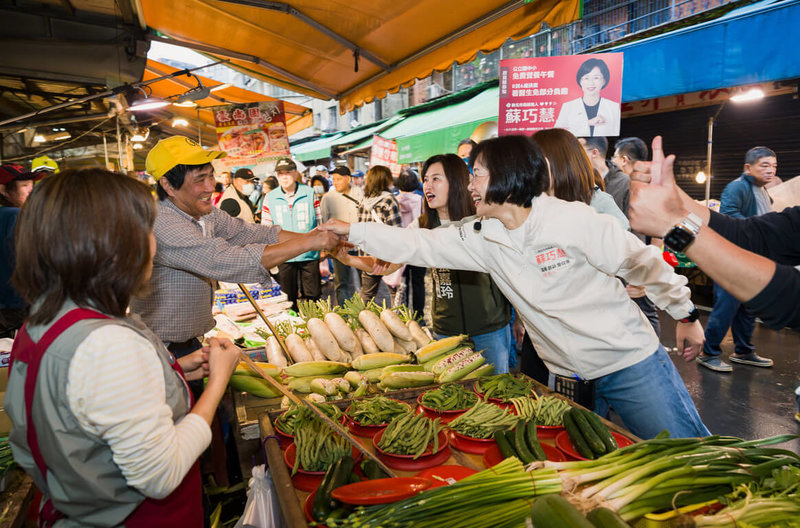 清明兒童連假第2天，民進黨新北市長參選人蘇巧慧（前右）4日到中和區景新街市場掃街，與民眾握手互動，也有攤商主動要求合照等，展現高人氣。（蘇巧慧辦公室提供）中央社記者黃旭昇傳真　115年4月4日