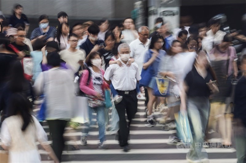 國外研究顯示,即使是年長者,只要每週有1到2天走超過4000步,死亡風險降低26%、心肌梗塞與中風等心血管疾病風險減少27%。(中央社檔案照片)