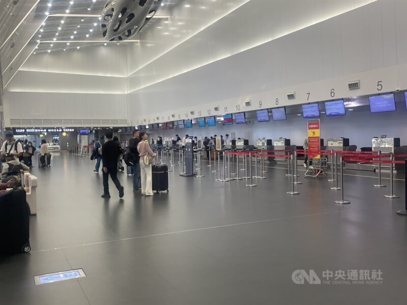 受到雷雨影響，台中機場4日上午8時16分起暫停地面作業，部分航班可能延誤。（中央社檔案照片）