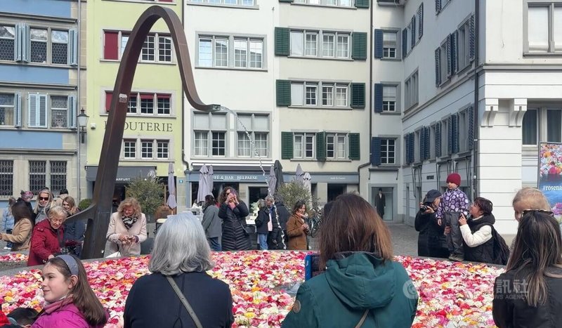 蘇黎世老城的玫瑰噴泉源自15年前花店自發的溫暖行動,如今成為觀光亮點。中央社記者郭芳君蘇黎世攝 115年4月4日