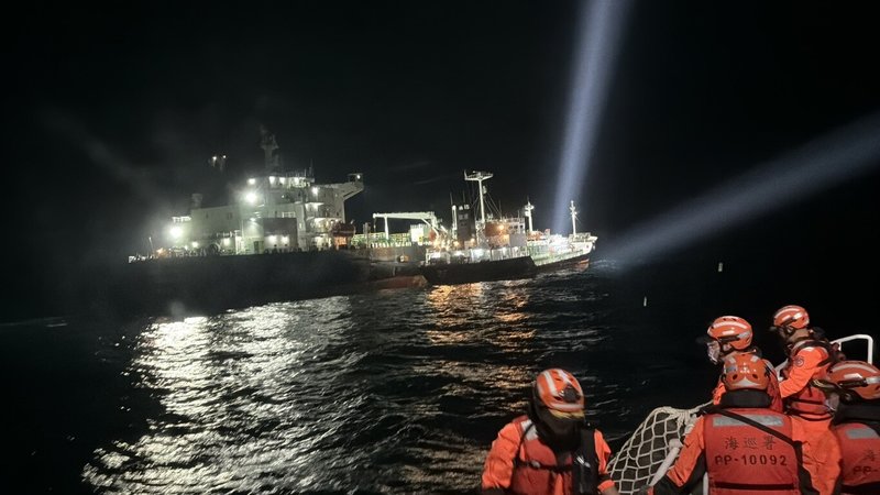 海巡署3日凌晨以雷達發現，在台中大甲外海區有2輪船並排停靠，發現2艘外籍輪船企圖利用深夜掩護進行油品交易。（海巡署提供）中央社記者趙麗妍傳真 115年4月4日