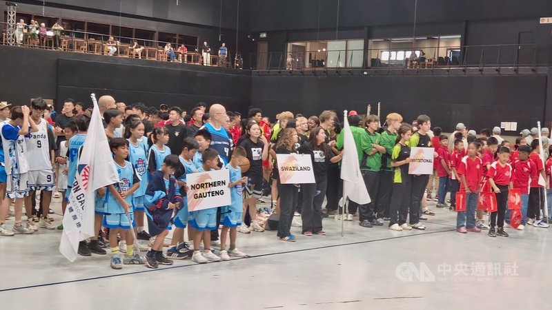 第65屆南非華人復活節運動會3日在普勒托利亞開幕，包括地主隊北豪登以及來自南豪登、西開普、史瓦帝尼與印度洋法屬留尼旺等地隊伍齊聚一堂，參與開幕典禮與隊伍遊行。中央社記者李依璇普勒托利亞攝　115年4月4日