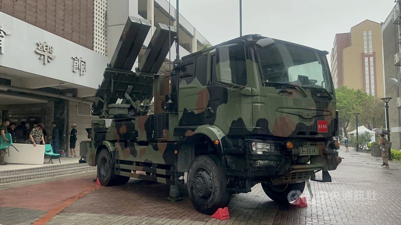 「2026台灣國際模型公開賽台中威逸暨科幻盃聯賽」4、5日在逢甲大學登場，活動中，國軍也展示新式武器陸射劍二飛彈發射車。中央社記者趙麗妍攝 115年4月4日