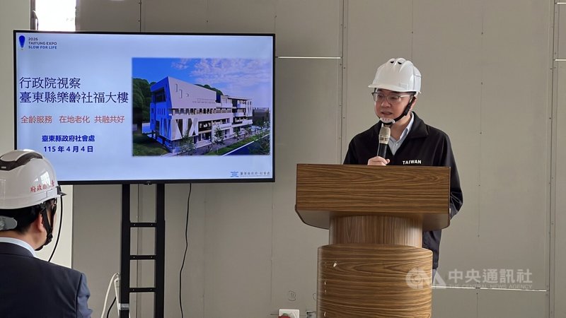 行政院長卓榮泰（右）4日赴台東縣視察時表示，現行立法院版本的財劃法確實過於簡化分配公式，只看人口與土地面積，忽略人口結構與治理成本，容易造成不公平現象，尤其對東部偏遠地區影響更為明顯。中央社記者盧太城台東攝　115年4月4日