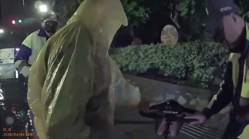 金門3日晚間受強降雨襲擊，1名長者騎乘四輪電動代步車行經民生路段時，疑因積水導致車輛故障受困車道中，金城派出所員警行經見狀，合力將長者連同代步車推移至人行道安全區域。（金門縣警察局金城分局提供）中央社記者吳玟嶸傳真　115年4月4日