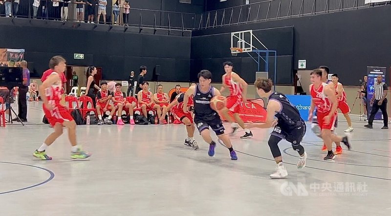 第65屆南非華人復活節運動會3日在普勒托利亞登場，來自北豪登、南豪登、西開普及鄰近地區隊伍在籃球賽事中交叉競技，展開快速攻防，球員帶球突破、防守緊逼，展現團隊合作與競技水準。中央社記者李依璇普勒托利亞攝　115年4月4日