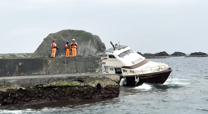 清明連假開跑，不少遊客湧入綠島，4日下午一艘載運潛水客的船隻返回公館港時在港嘴處失去動力擱淺，船上約20人跳船游回碼頭，所幸無人受傷。（民眾提供）中央社記者盧太城台東傳真　115年4月4日