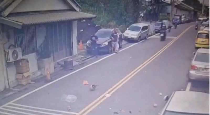 彰化鹿港鎮發生死亡車禍，陳男吸毒後駕小貨車撞死老婦，追捕男子的2名員警遭質疑未幫老婦人急救也未追歹徒，只顧著打電話；警方解釋，員警在撥打119，請救護車到場幫忙。（民眾提供）中央社記者吳哲豪傳真 115年4月4日