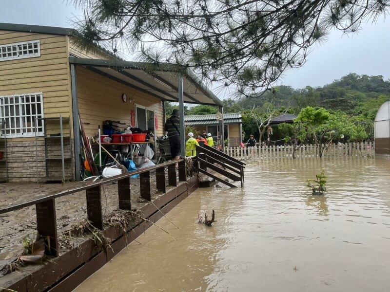 新竹縣4日凌晨起受強降雨襲擊，北埔鄉南坑村及峨眉鄉中盛村因水位驟升造成民眾受困，新竹縣消防局獲報前往救援。（新竹縣消防局提供）中央社記者魯鋼駿傳真 115年4月4日