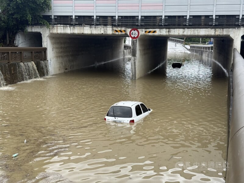 苗栗地區4日大雨，苗栗市通往公館方向涵洞因為嚴重淹水，2部車輛遭滅頂，所幸人員已事先逃出。中央社記者魯鋼駿攝 115年4月4日