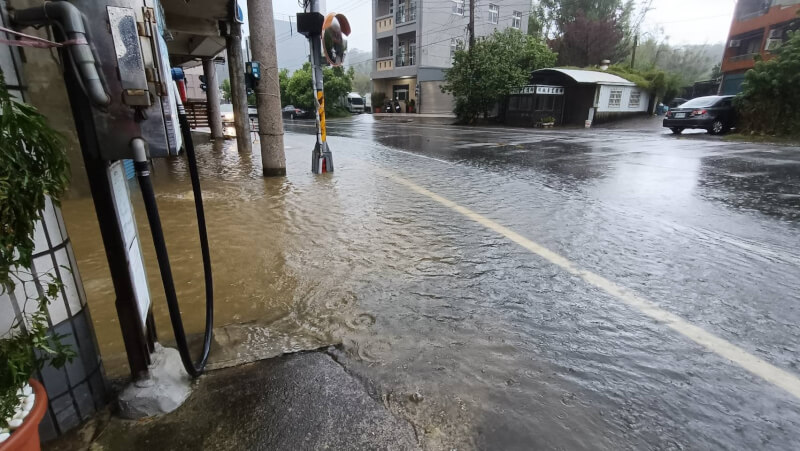 苗栗地區4日大雨造成部分地區路面淹水。（圖取自facebook.com/TsungHanMiaio）