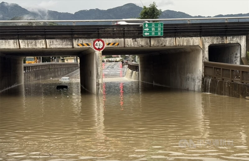 苗栗縣4日凌晨至清晨雷雨狂襲，多處出現積淹水災情，苗栗市通往公館鄉涵洞2車滅頂，幸無人員受困受傷。中央社記者管瑞平攝　115年4月4日