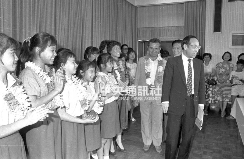 蘭陽舞蹈團1986年成完成在歐洲7國127場巡迴演出後，在秘克琳神父率領下返國。（中央社檔案照片）