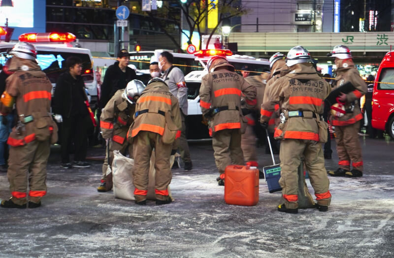 日本東京都澀谷區JR澀谷站前，3日晚間發生男子潑灑液體並點火事件。圖為事發後聚集在現場的消防人員。（共同社）