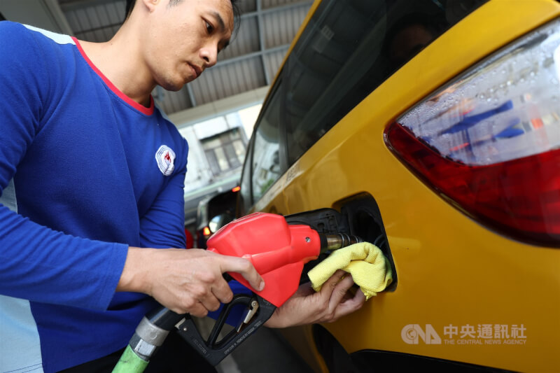 圖為台北市中正區一處台灣中油加油站，員工正忙著為車輛加油。（中央社檔案照片）