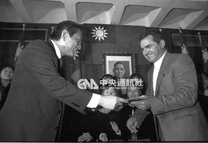 時任教育部次長阮大年（左）1985年頒獎給蘭陽舞蹈團領隊秘克琳神父（右），表揚他們在海外成功的演出。（中央社檔案照片）