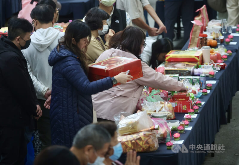 清明連假第2天，民眾4日前往富德公墓掃墓祭祖，準備祭品，追思先人。中央社記者張皓安攝 115年4月4日