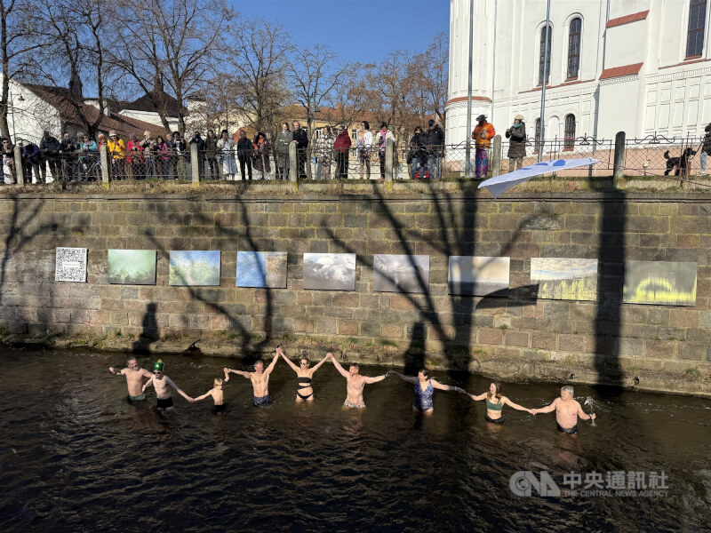 跳入維爾尼亞河是「對岸共和國」國慶的傳統之一，儘管1日只有攝氏7度，仍有不怕寒冷的民眾加入同歡。中央社記者游堯茹維爾紐斯攝　115年4月2日