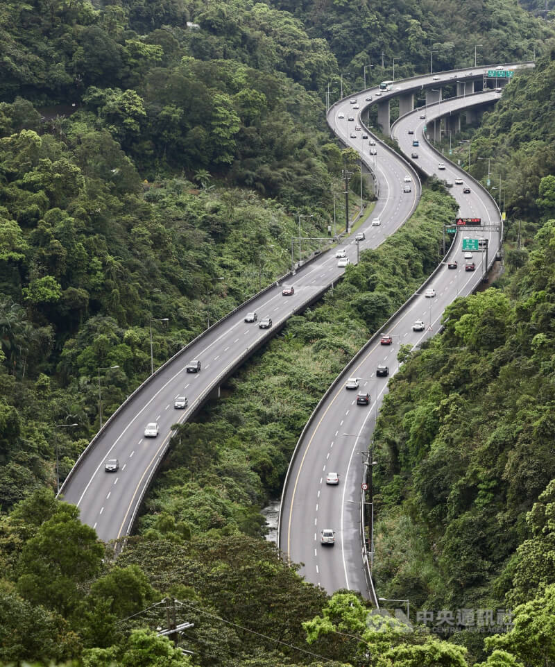 4日清明連假第2天，國道5坪林路段，中午前南、北向大致順暢。中央社記者王飛華攝　115年4月4日