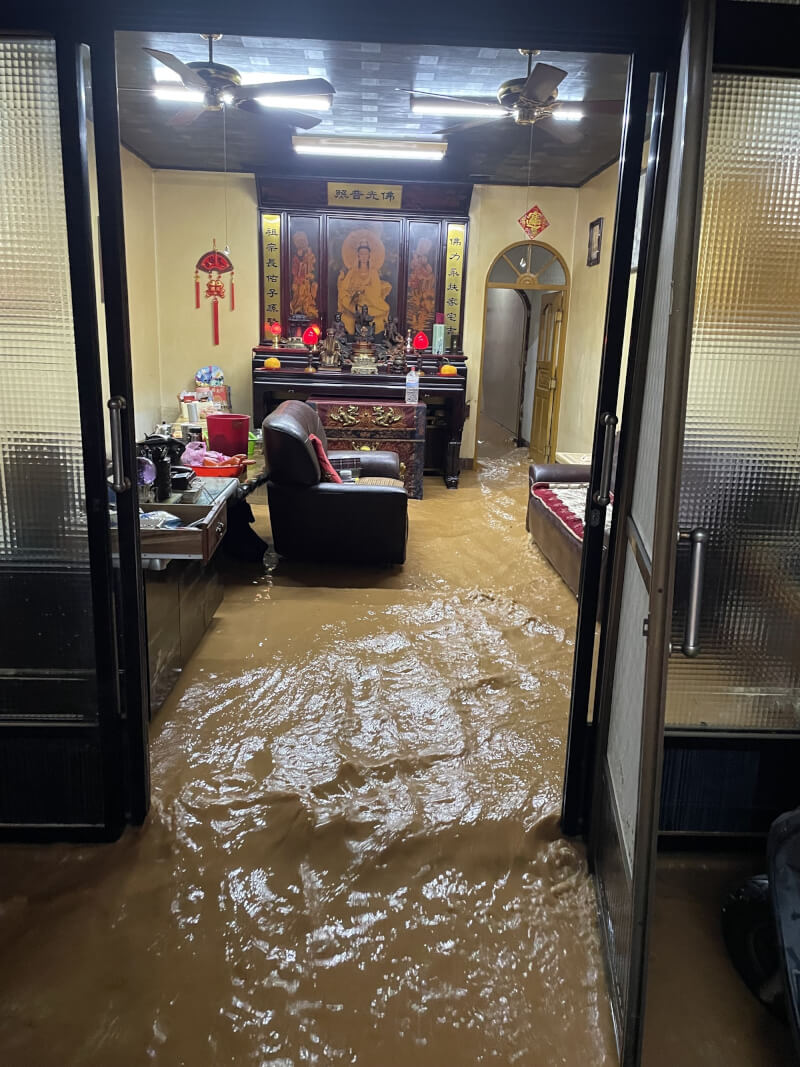 受鋒面影響，苗栗地區4日大雨造成通霄鎮多處積淹水，災情頻傳。其中通南里1間住宅被泥流沖進屋內，客廳滿是泥濘。（民眾提供）中央社記者魯鋼駿傳真 115年4月4日