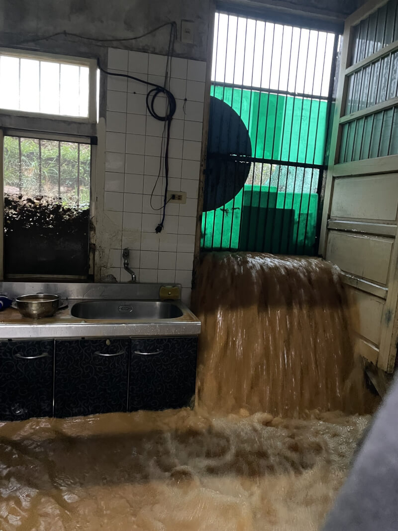 受鋒面影響，苗栗地區4日大雨造成通霄鎮多處積淹水，其中通南里1間住宅遭泥流從後門沖進家園。（民眾提供）中央社記者魯鋼駿傳真 115年4月4日