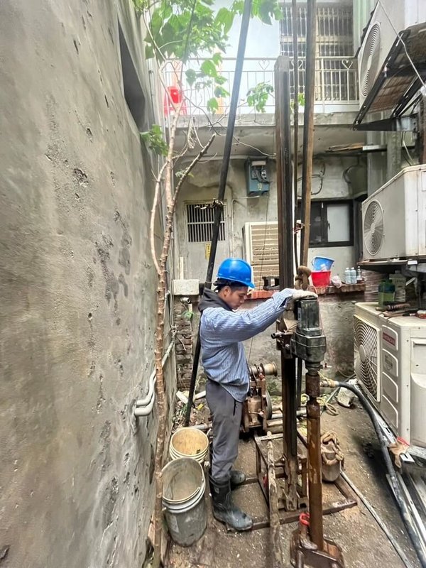 新北市三峽區「小草書屋」4日表示，現有書屋為逾60年老屋，面臨結構老化與使用執照問題，已啟動重建計畫，打造結合技職培育與地方創生的青少年基地，希望外界支持。圖為建築基地在重建工程實施鑽探與監測作業。（小草書屋提供）中央社記者黃旭昇傳真   115年4月4日