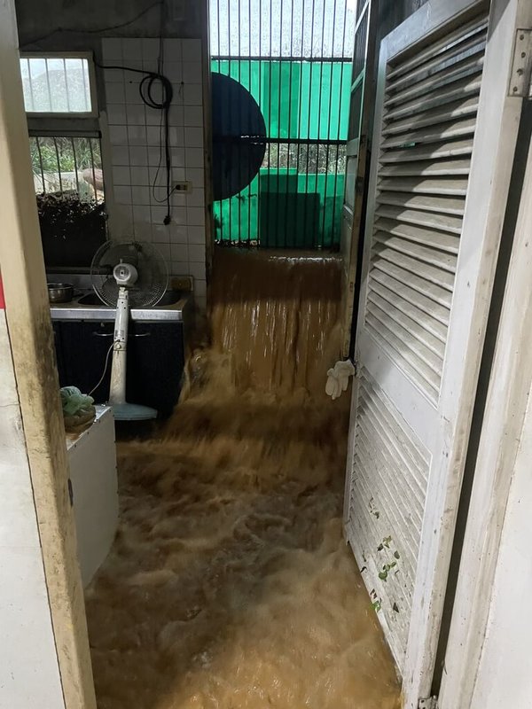 苗栗縣4日凌晨起雷雨交加，通霄鎮通南里1戶民宅遭大量泥水灌入，宛如湍急瀑布，景象駭人。（民眾提供）中央社記者管瑞平傳真　115年4月4日