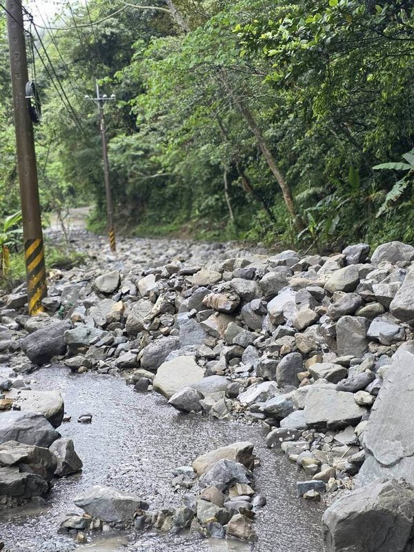 新竹縣北埔鄉通往苗栗縣南庄鄉的竹37-1線道路4日受雨勢影響，落石崩塌、路面泥濘，北埔鄉公所緊急公告全線封閉、禁止通行。（北埔鄉公所提供）中央社記者魯鋼駿傳真　115年4月4日