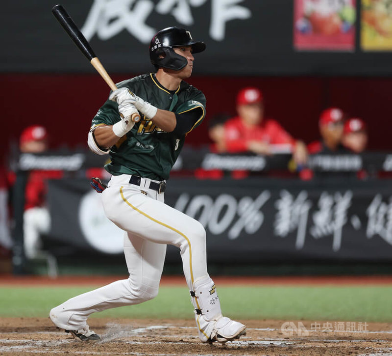 中華職棒台鋼雄鷹隊與味全龍隊4日在天母棒球場交手，雄鷹陳文杰（圖）7局擊出右外野方向一壘安打，帶有1分打點。中央社記者張新偉攝　115年4月4日
