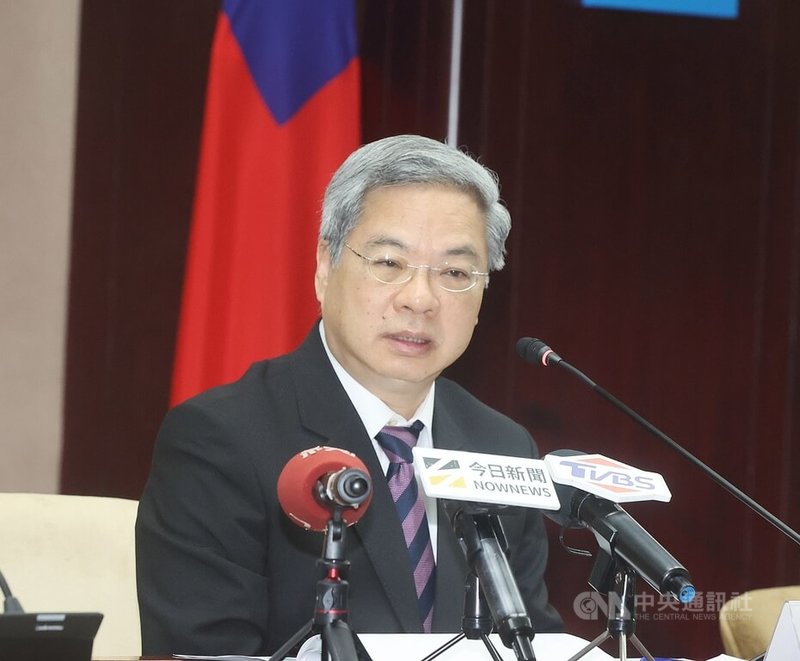 經濟部4日下午舉行「油價調整結果說明暨因應中東情勢—能源及塑化產品穩定供應措施」記者會，經濟部長龔明鑫會中宣布下週油價不調漲。中央社記者郭日曉攝 115年4月4日