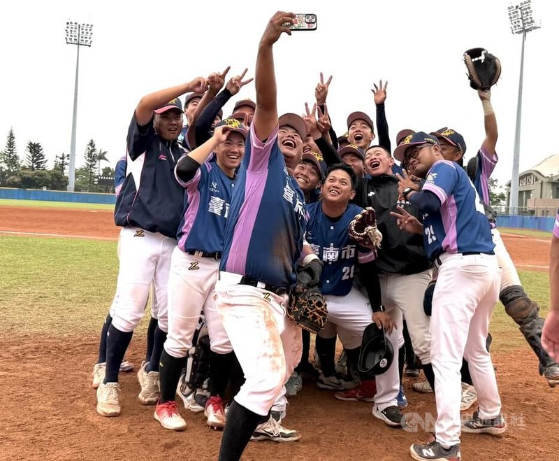 2026東岸聯盟U18棒球錦標賽持續展開，台南市聯隊整合收到成效，4日6強複賽以4比0、5局裁定擊敗新北市聯隊闖4強，球員們開心合影留念。中央社記者謝靜雯攝　115年4月4日