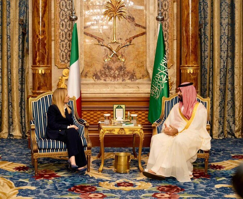 義大利總理梅洛尼（左）3日無預警出訪波灣國家，會晤沙烏地阿拉伯領導人，並將拜訪阿拉伯聯合大公國、卡達，討論確保能源供應與緩解區域衝突。（義大利總理府提供）中央社記者黃雅詩羅馬傳真　115年4月4日