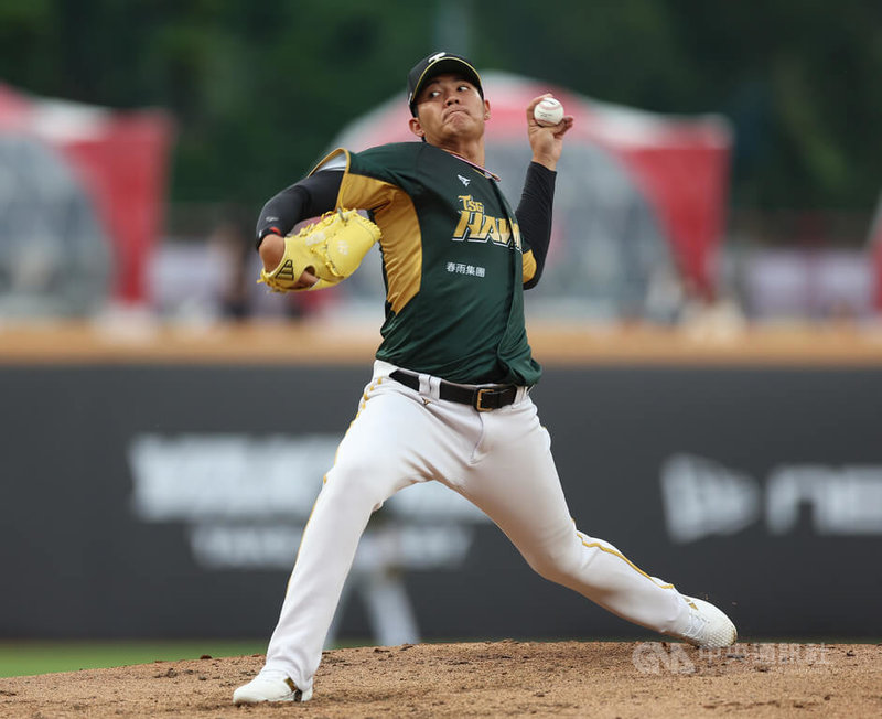 中華職棒台鋼雄鷹隊4日作客天母棒球場交手味全龍隊，雄鷹派出投手王維中先發對決老東家味全龍隊。中央社記者張新偉攝　115年4月4日