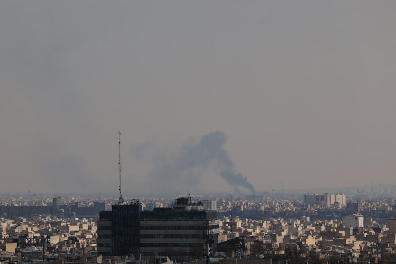 伊朗首都德黑蘭上空1日遭空襲後冒出濃煙。（Majid Asgaripour/WANA (West Asia News Agency) via 路透社）