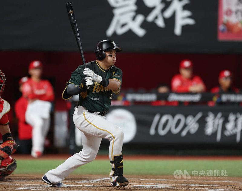 中華職棒4日在天母棒球場進行台鋼雄鷹隊與味全龍隊賽事，6局上，雄鷹打者吳念庭（圖）擊出右外野方向一壘安打，帶有1分打點。中央社記者張新偉攝　115年4月4日
