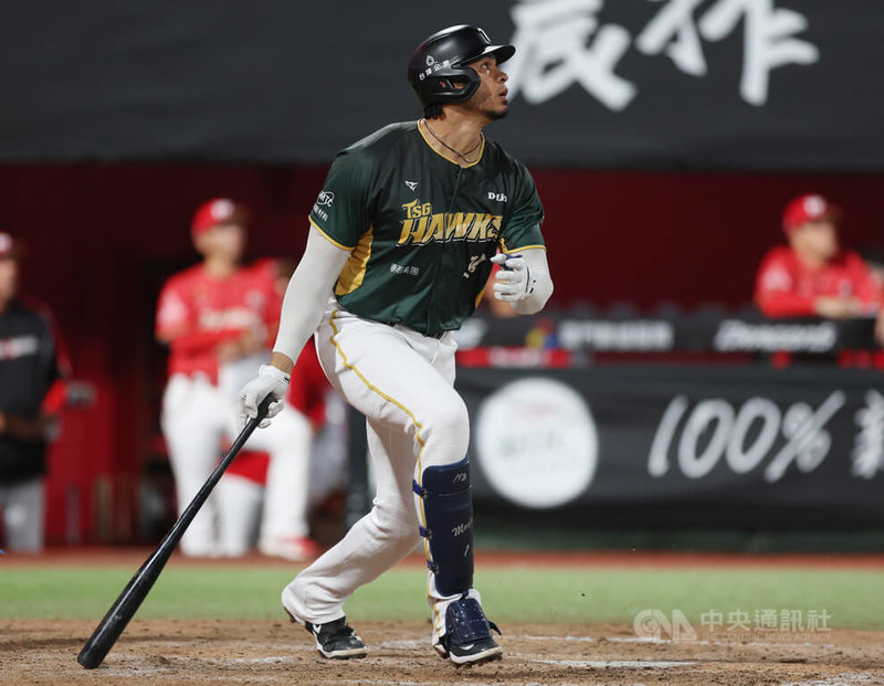 中華職棒4日在天母棒球場進行台鋼雄鷹隊與味全龍隊賽事，9局上，雄鷹打者魔鷹（Steven Moya）（中）敲出一壘安打帶有1分打點，助隊超前比數、終場逆轉奪勝。中央社記者張新偉攝　115年4月4日