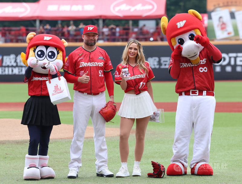 中華職棒味全龍隊5日在天母棒球場主場出賽，賽前邀請台美混血好手費柴德（Stuart Fairchild）太太韓納（Hanna Fairchild）（右）開球，完成開球後並與擔任開球捕手的伍鐸（左）合影留念。中央社記者張新偉攝　115年4月5日