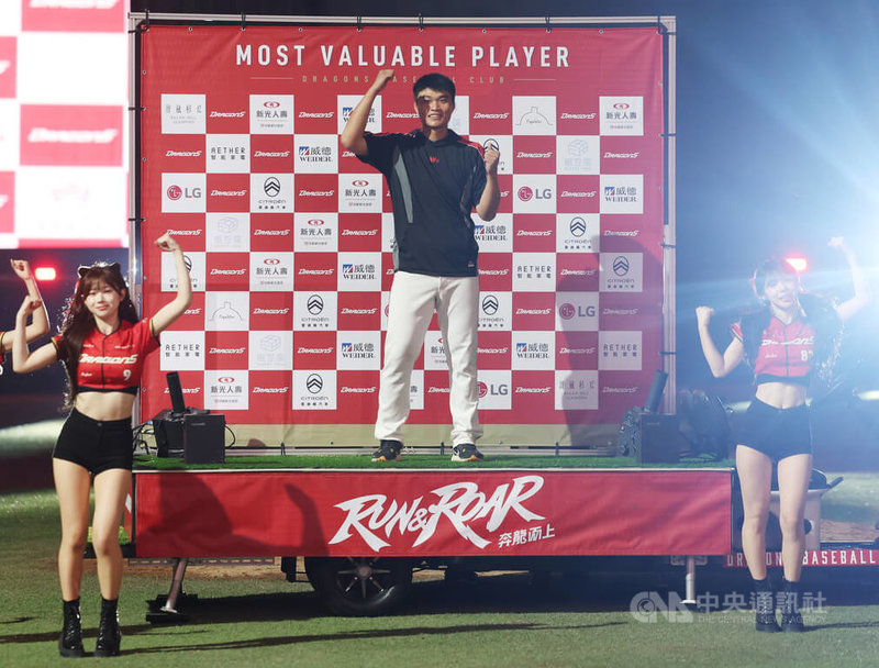 中華職棒5日在天母棒球場由台鋼雄鷹隊交手味全龍隊，龍隊先發投手郭郁政（中）主投6局無失分，助隊搶勝，賽後獲選單場MVP，開心登上MVP車與啦啦隊共舞。中央社記者張新偉攝 115年4月5日