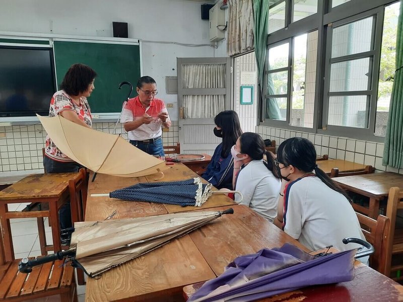 台南市新化國中與新化社區大學合作開設「修吧研究社」，透過提問與對話，引導學習專注力不足的學生逐步拆解任務、完成學習目標。（國教署提供）中央社記者許秩維傳真　115年4月5日