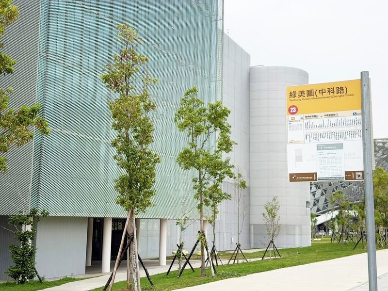 被喻為台中最有「書香味」的23路公車，增設「綠美圖站」後，還串聯國立公共資訊圖書館及大里圖書館等文化據點，單站1個月即逾5000人次搭乘。（台中市政府提供）中央社記者郝雪卿傳真  115年4月5日