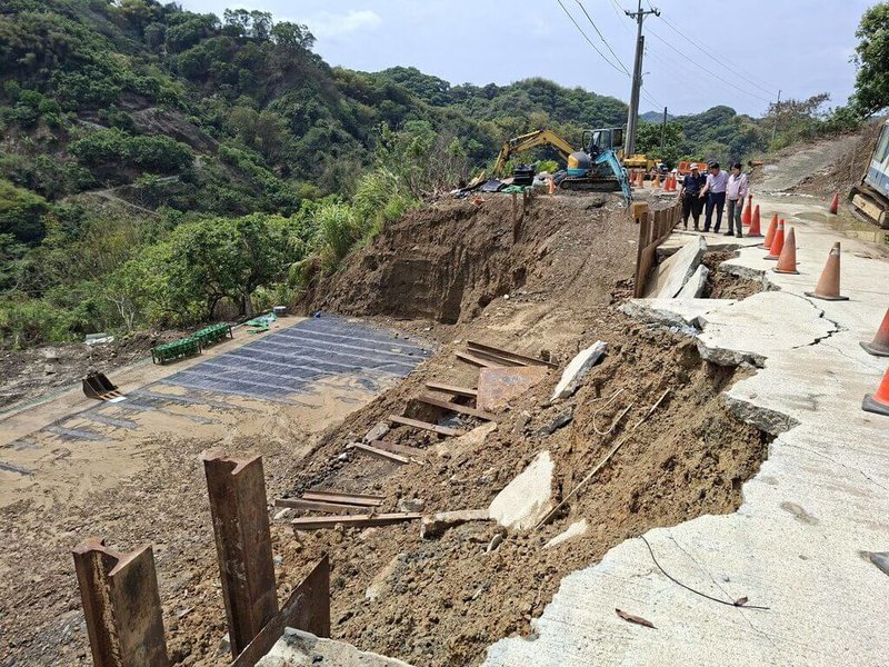 台中市4日雨勢不斷，民進黨台中市議員張芬郁5日發現正在施作中的霧峰區暗坑巷工程坍塌受損，市府表示，將加速復建工程，盼5月底前完工。（張芬郁服務處提供）中央社記者郝雪卿傳真  115年4月5日