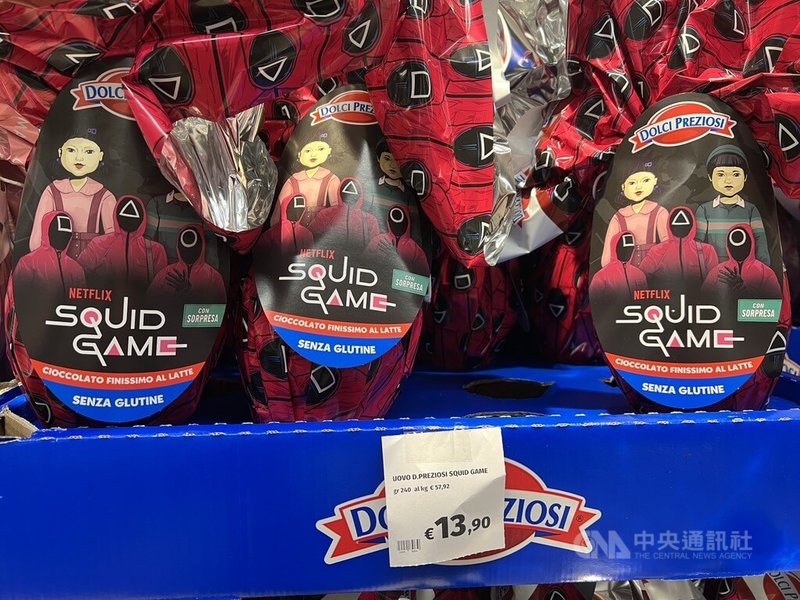 復活節巧克力蛋種類多元,包括熱門的卡通或動漫,也有魷魚遊戲周邊商品。中央社記者黃雅詩羅馬攝 115年4月5日