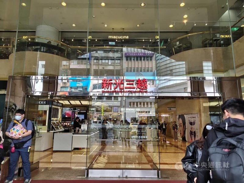 專家表示,在日本三井在台灣強勢擴張下,百貨龍頭新光三越也邁入從「大者恆大」與中小型精緻化商場並行的策略轉折期。圖為新光三越商場外觀。中央社記者何秀玲攝 115年4月5日