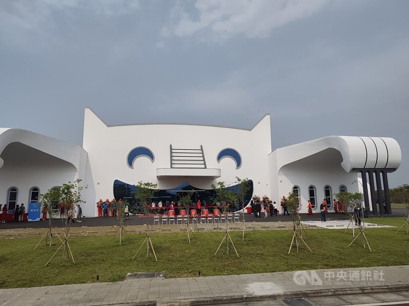 貓食品牌「愛貓一生」在屏東打造觀光工廠「愛貓工廠」，白色貓咪外觀吸引民眾來此拍照打卡。中央社記者何秀玲攝　115年4月5日