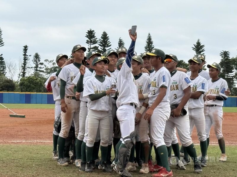 U18東岸聯盟棒球賽高苑工商5日4強與台南市聯隊交手，高苑以9比2搶勝、晉冠軍戰。圖為賽後高苑工商球員拿手機自拍團體照。中央社記者謝靜雯攝 115年4月5日