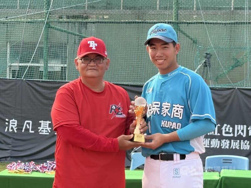 2026東岸聯盟U18棒球錦標賽冠軍5日出爐,由穀保家商摘下隊史第3冠,球員張乙安(右)後援2局封鎖對手打線,助隊以2比0拿勝,賽後也獲選賽會MVP。中央社記者謝靜雯攝 115年4月5日