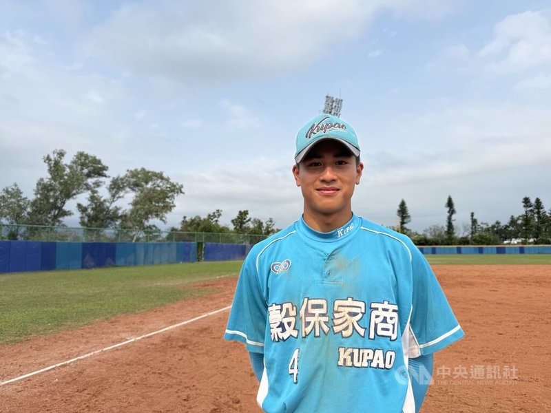 U18東岸聯盟棒球賽,穀保家商球員陳耀杰(圖)5日在冠軍戰敲出關鍵三壘打,助隊奪冠。他受訪時自評本屆東岸聯盟表現不錯,幾乎每場比賽都有安打,也有收穫,打擊時對球的掌握感覺更好。中央社記者謝靜雯攝 115年4月5日